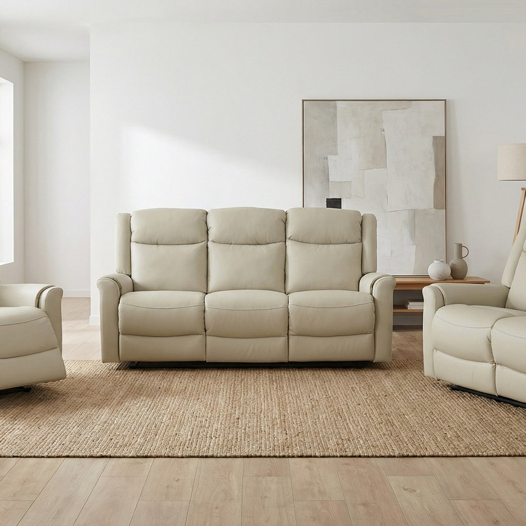 Texas sofagruppe i lattefarget skinn med recliner, i lyst rom med jutematte og veggbilde