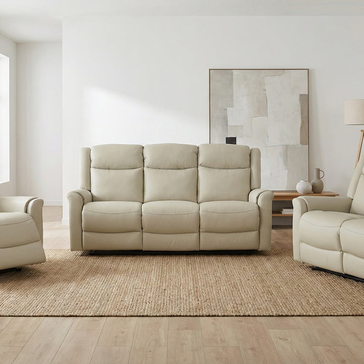 Texas sofagruppe i lattefarget skinn med recliner, i lyst rom med jutematte og veggbilde