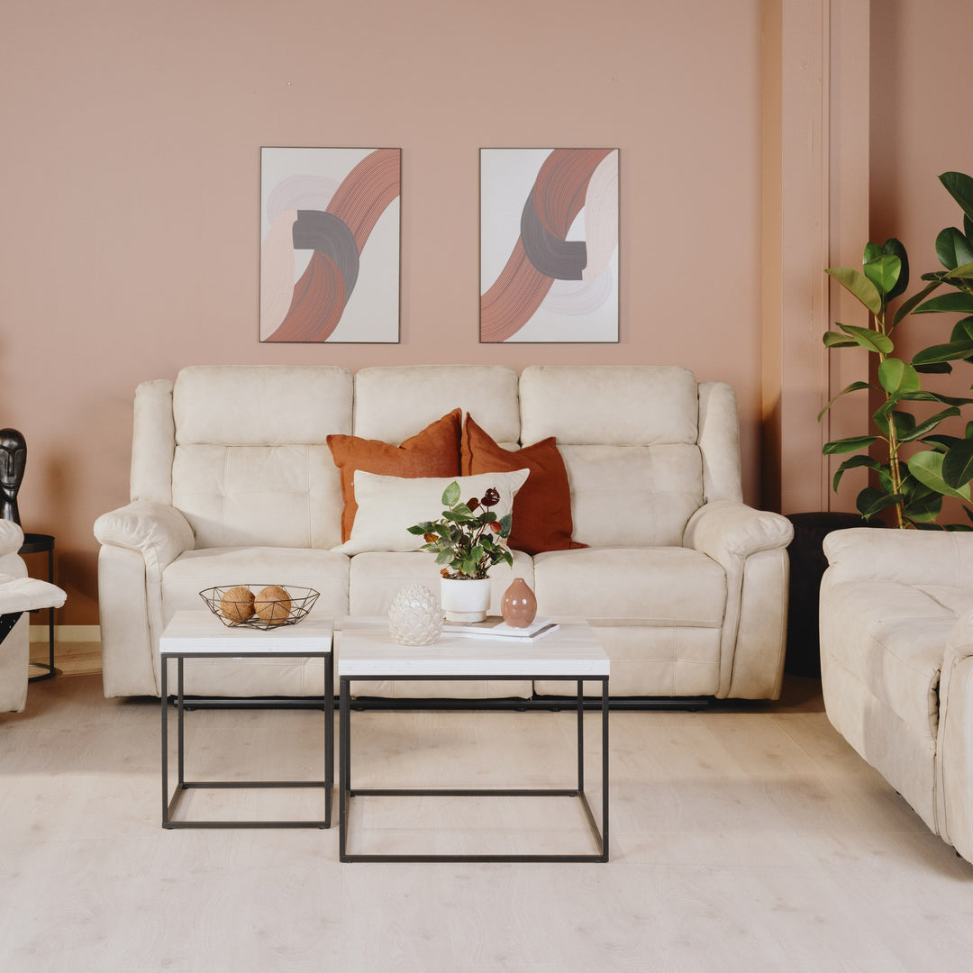 Minnesota recliner i beige velur med terrakottaputer og sofabord i stue