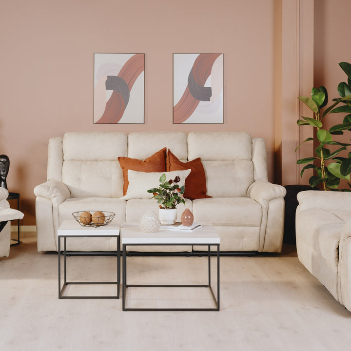 Minnesota recliner i beige velur med terrakottaputer og sofabord i stue