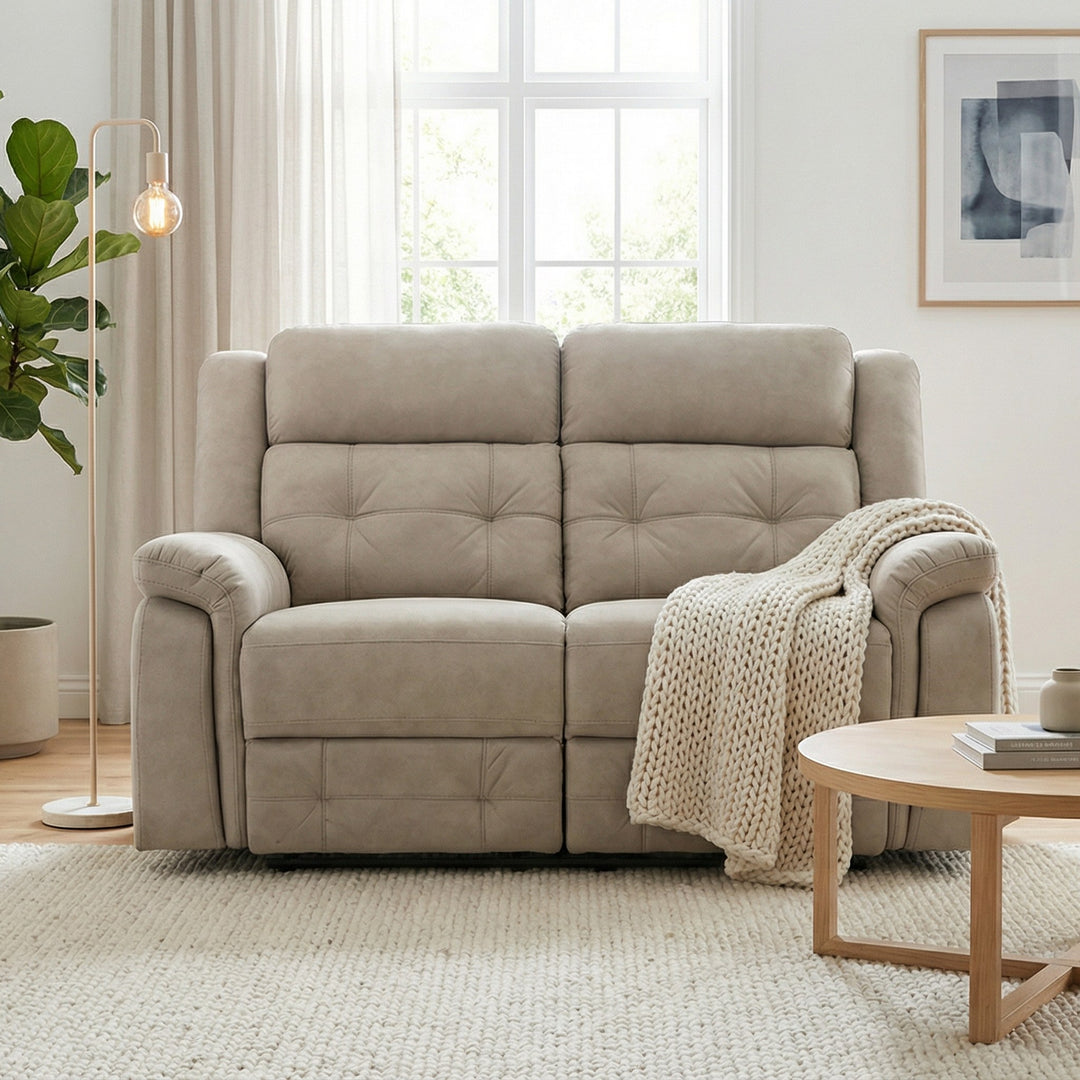 Minnesota 2-seter sofa i sandfarget stoff ved et vindu med strikkepledd, plante og rundt eikebord