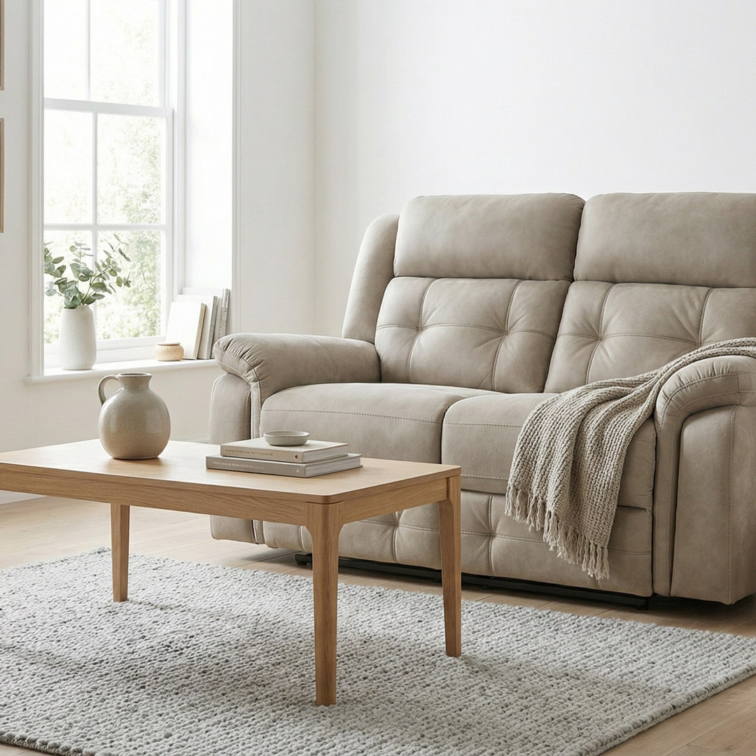 Minnesota toseter sofa i lys beige stoff med pledd, ved vindu med eikesofabord og teppe