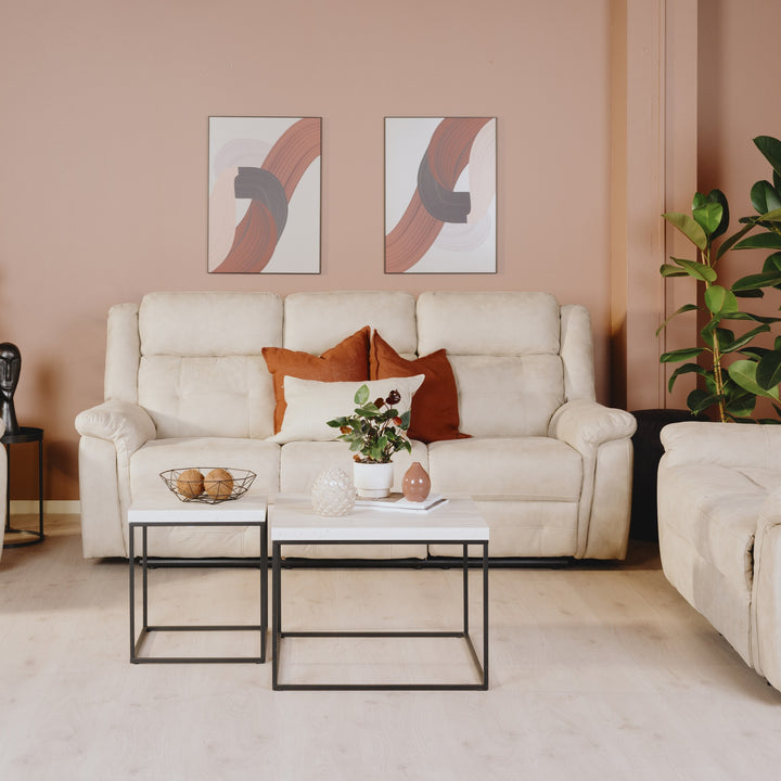 Minnesota 3-seter recliner-sofa i kremhvit mot rosa vegg med abstrakt kunst og settbord
