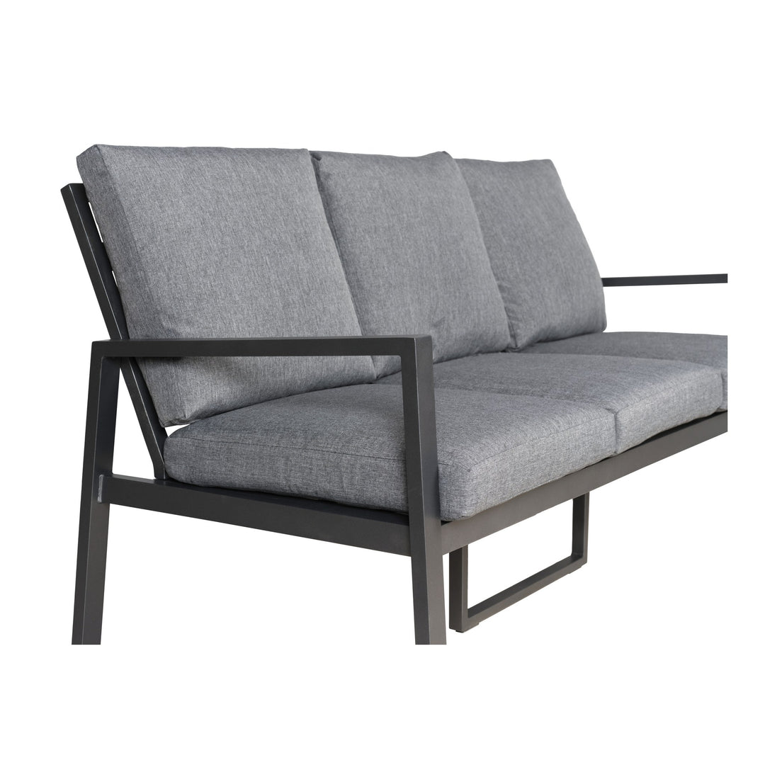 Manchester sofa i grå med sortlakkert aluminiumsramme, treseter sett fra siden
