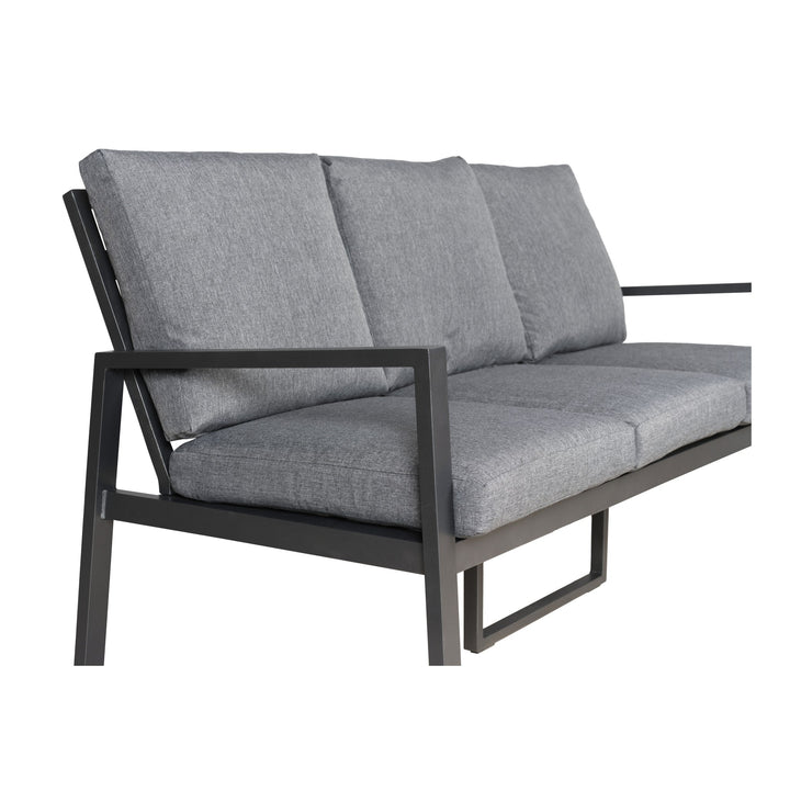Manchester sofa i grå med sortlakkert aluminiumsramme, treseter sett fra siden