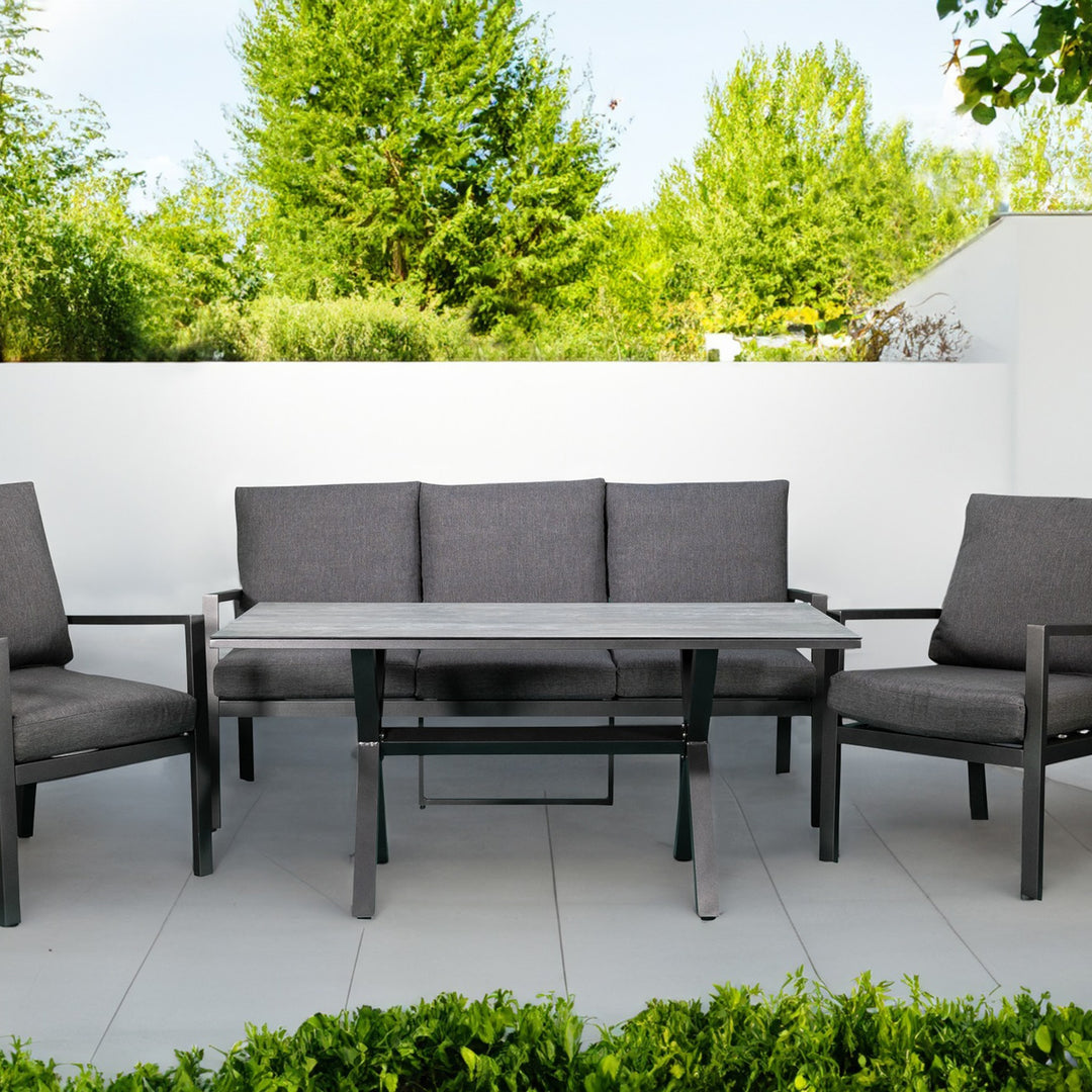 Manchester sofagruppe i grå aluminium med grå puter og bord på terrasse