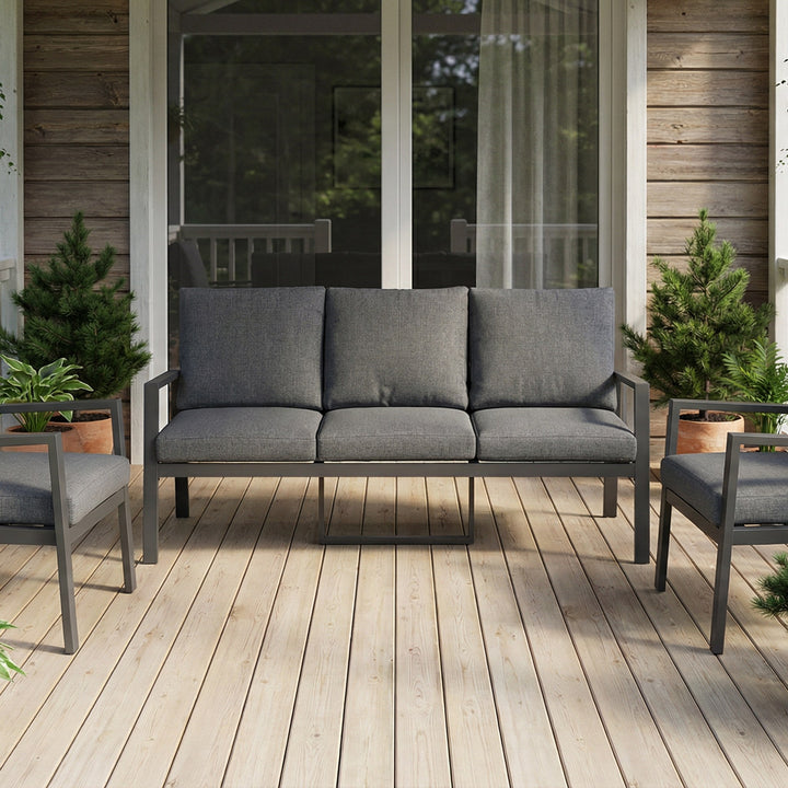 Manchester sofagruppe i grå med aluminiumsramme på terrasse med grønne planter