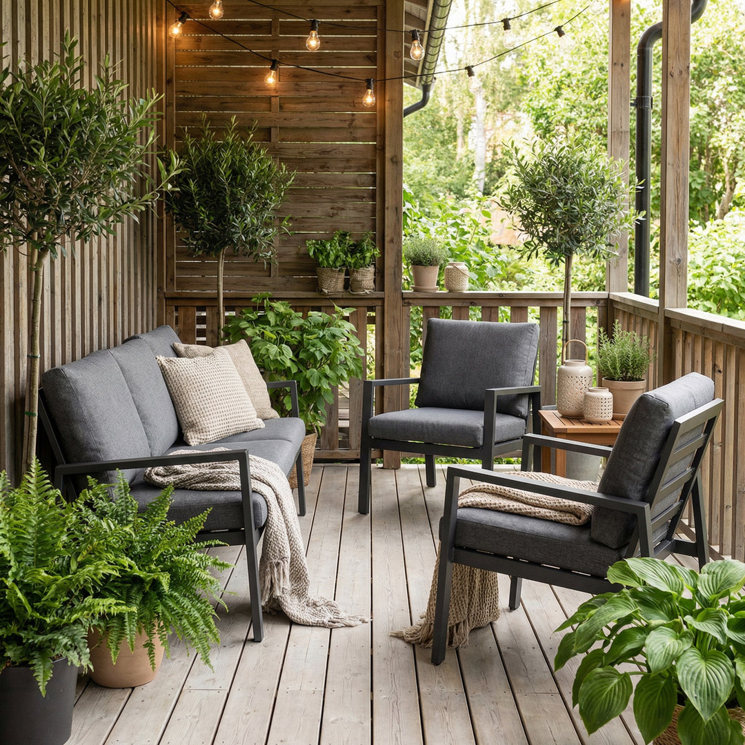 Manchester loungemøbler i grå på terrasse med lysslynge, oliventrær og grønne planter