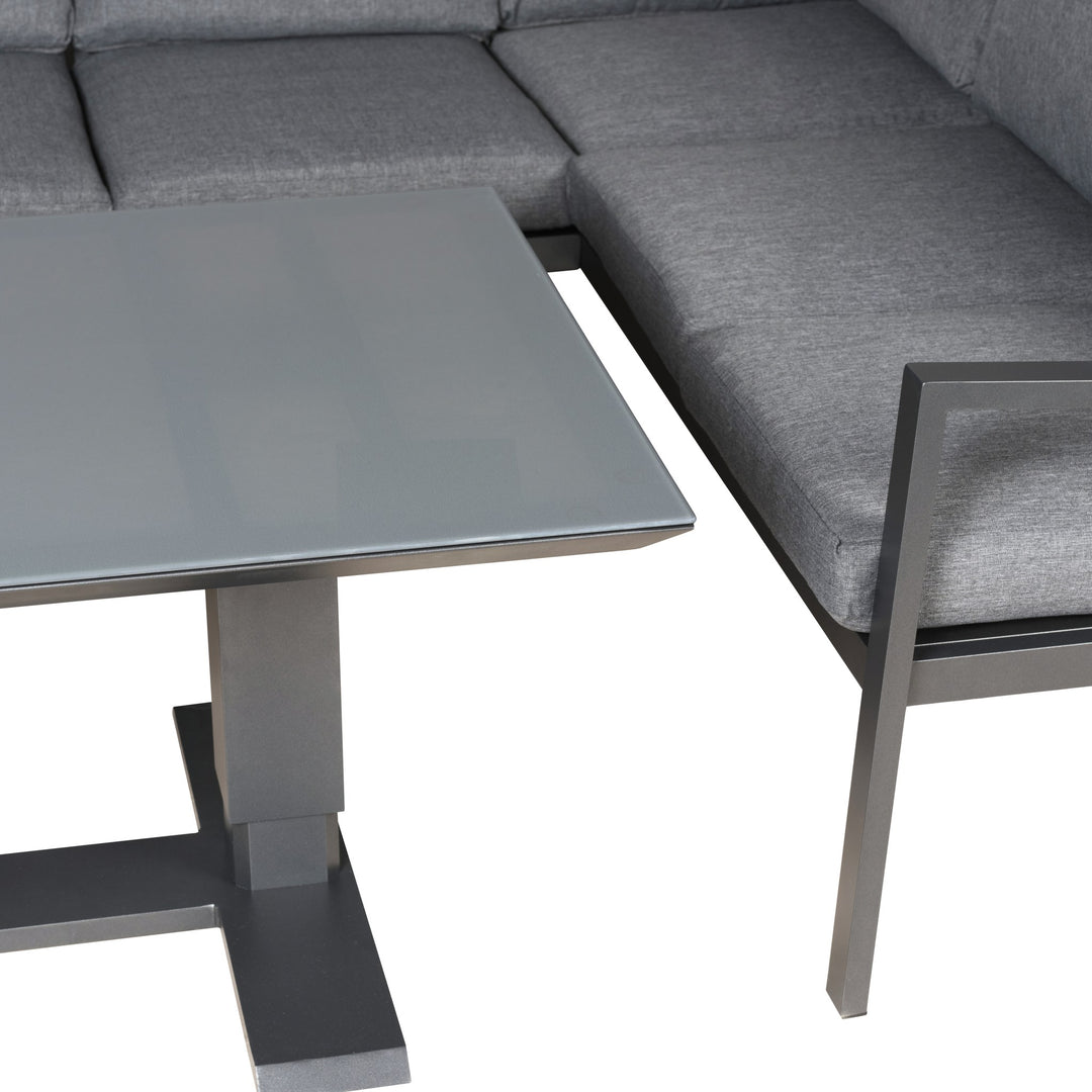 Manchester hjørnesofa i grått med mørk aluminiumsramme, nærbilde av glassbord og hjørneseksjon