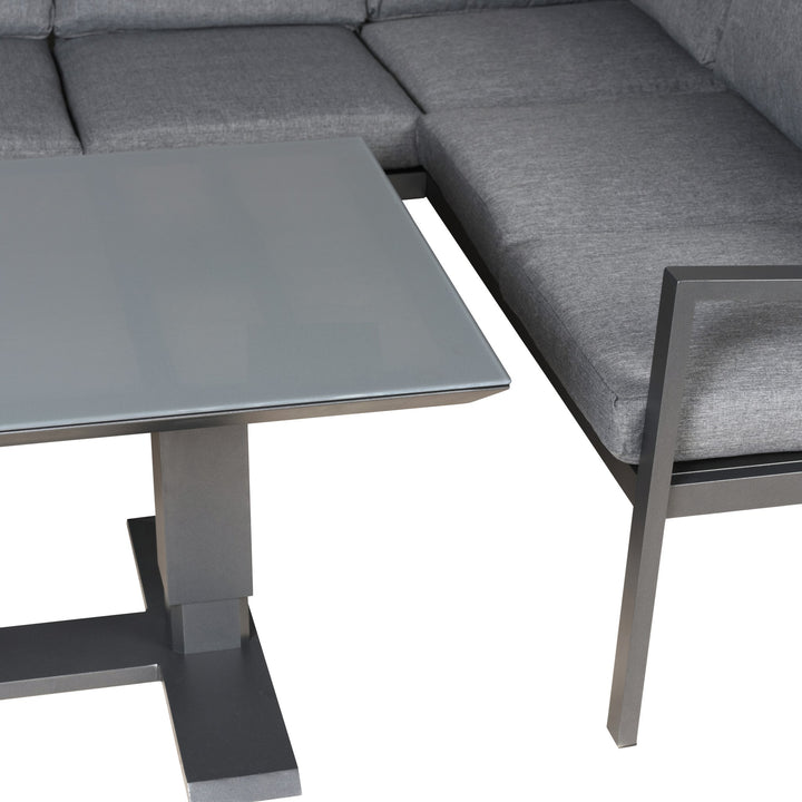 Manchester hjørnesofa i grått med mørk aluminiumsramme, nærbilde av glassbord og hjørneseksjon
