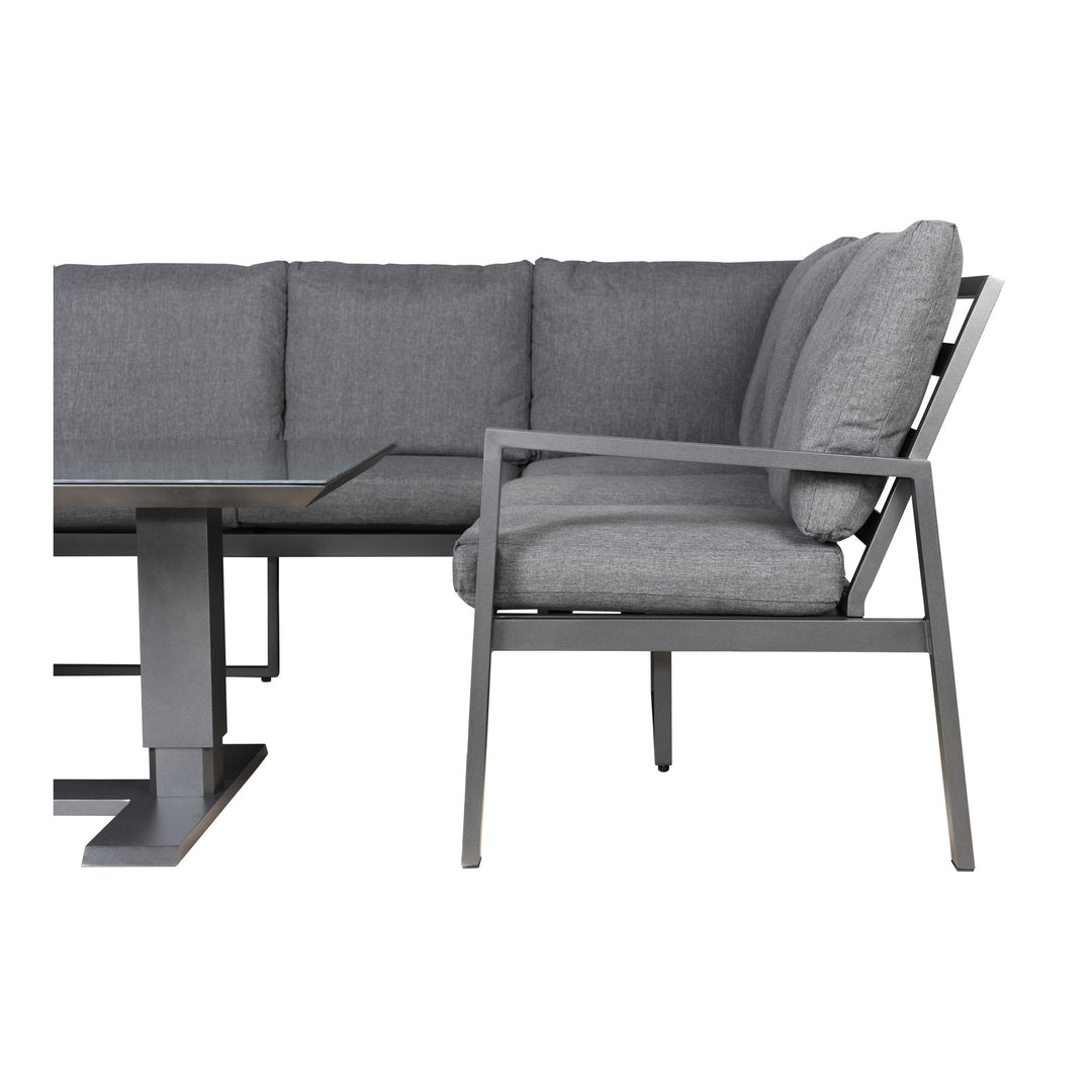 Manchester hjørnesofa i grått, nærbilde av hjørnestol og glassbord