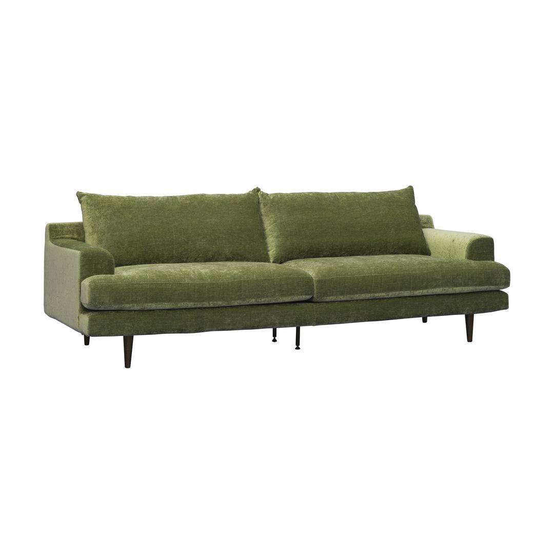 Leon sofa i grønn chenille med løse rygg- og seteputer og mørke ben, sett skrått mot hvit bakgrunn.