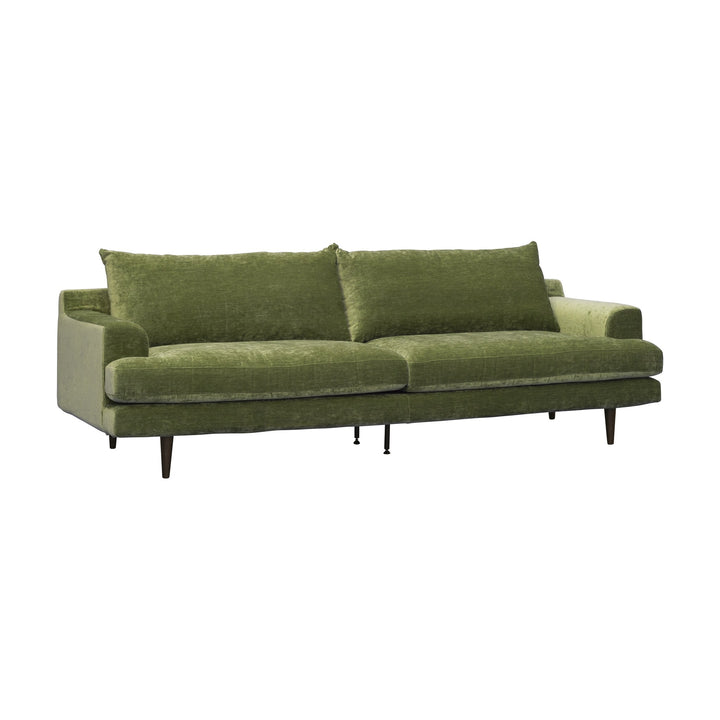 Leon sofa i grønn chenille med løse rygg- og seteputer og mørke ben, sett skrått mot hvit bakgrunn.