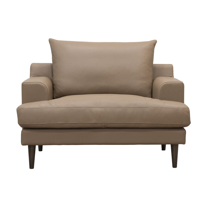 Leon sofa i taupe skinn med løse puter og mørke treben