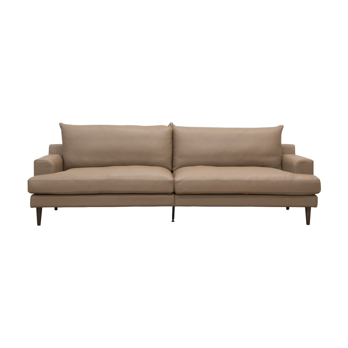 Leon sofa i taupe skinn med løse puter og mørke treben