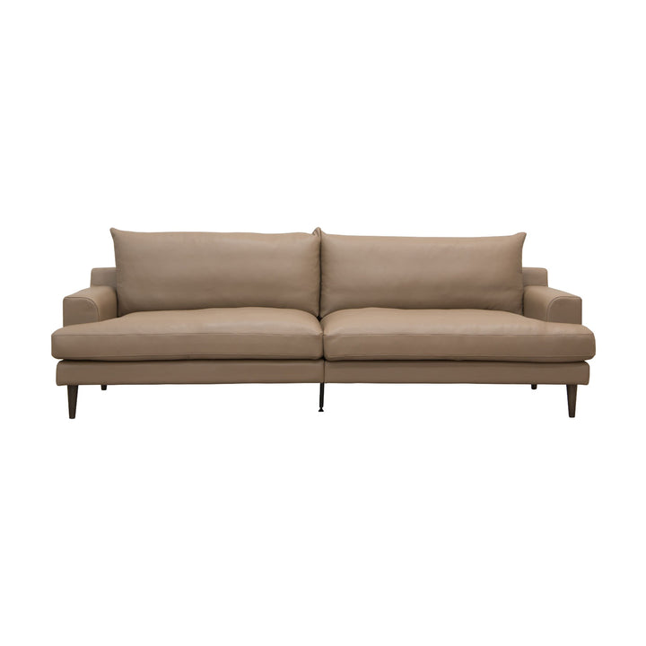 Leon sofa i taupe skinn med løse puter og mørke treben