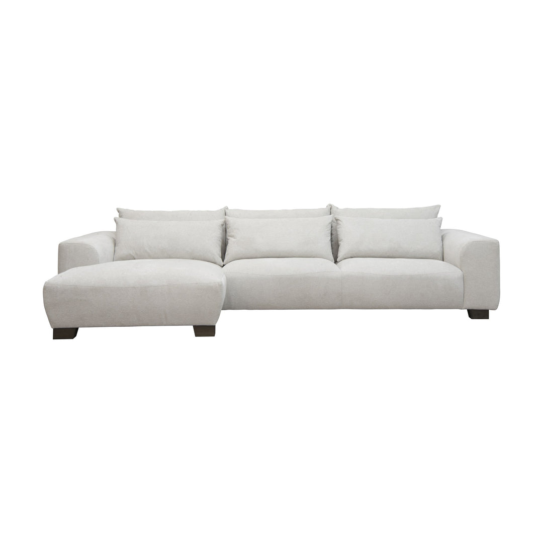Smooth hjørnesofa i lys gråhvit chenille, venstrevendt sjeselong og mørke treben, mot hvit bakgrunn.
