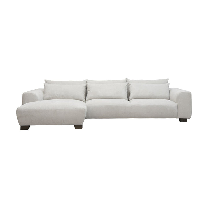 Smooth hjørnesofa i lys gråhvit chenille, venstrevendt sjeselong og mørke treben, mot hvit bakgrunn.