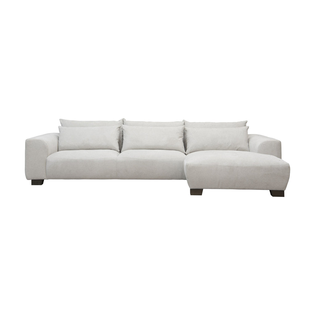 Smooth hjørnesofa i lys gråhvit chenille, høyrevendt sjeselong og mørke treben, mot hvit bakgrunn.