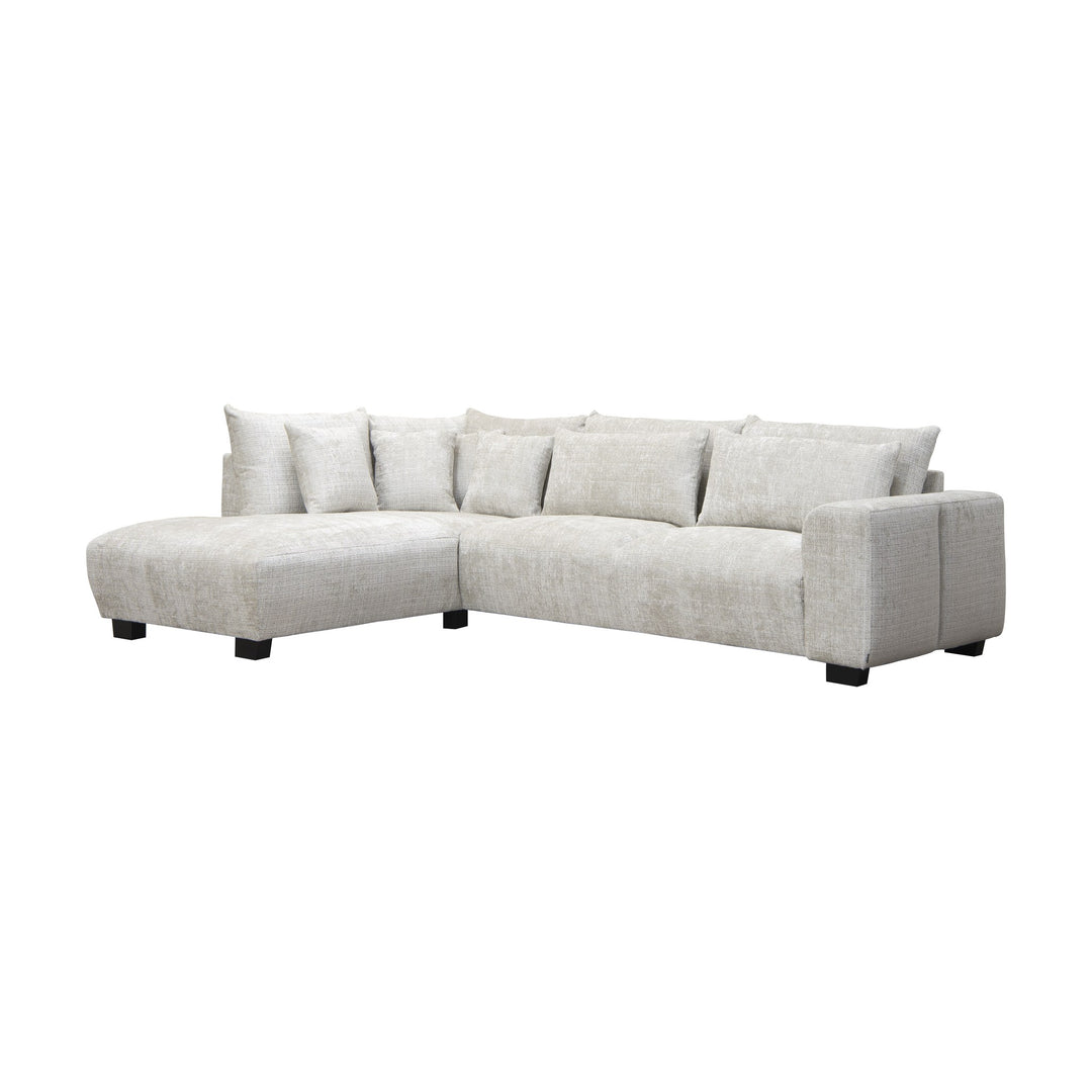 Smooth hjørnesofa i lys beige chenille med mange puter, venstrevendt sjeselong, mot hvit bakgrunn.