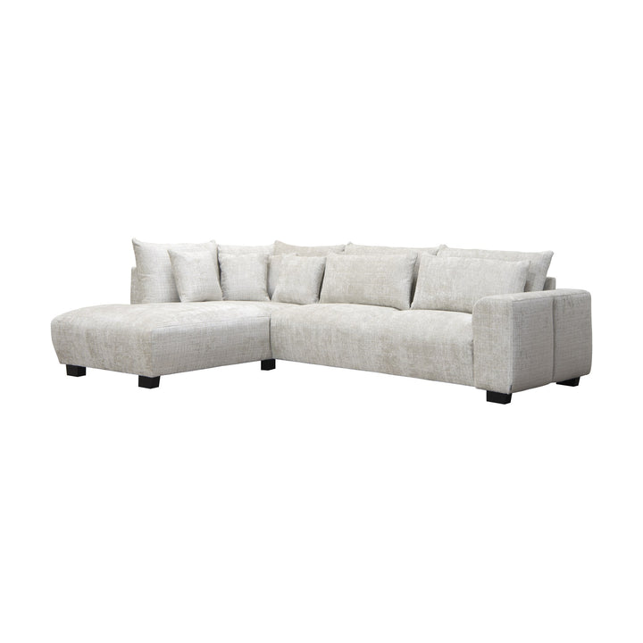 Smooth hjørnesofa i lys beige chenille med mange puter, venstrevendt sjeselong, mot hvit bakgrunn.