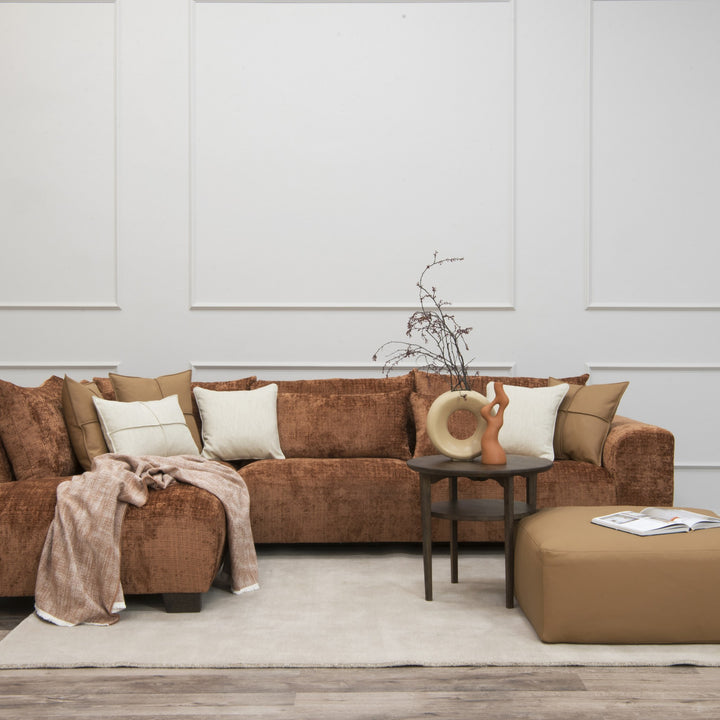 Smooth hjørnesofa i terrakotta chenille med venstrevendt sjeselong, lyst rom med sidebord og pyntevase