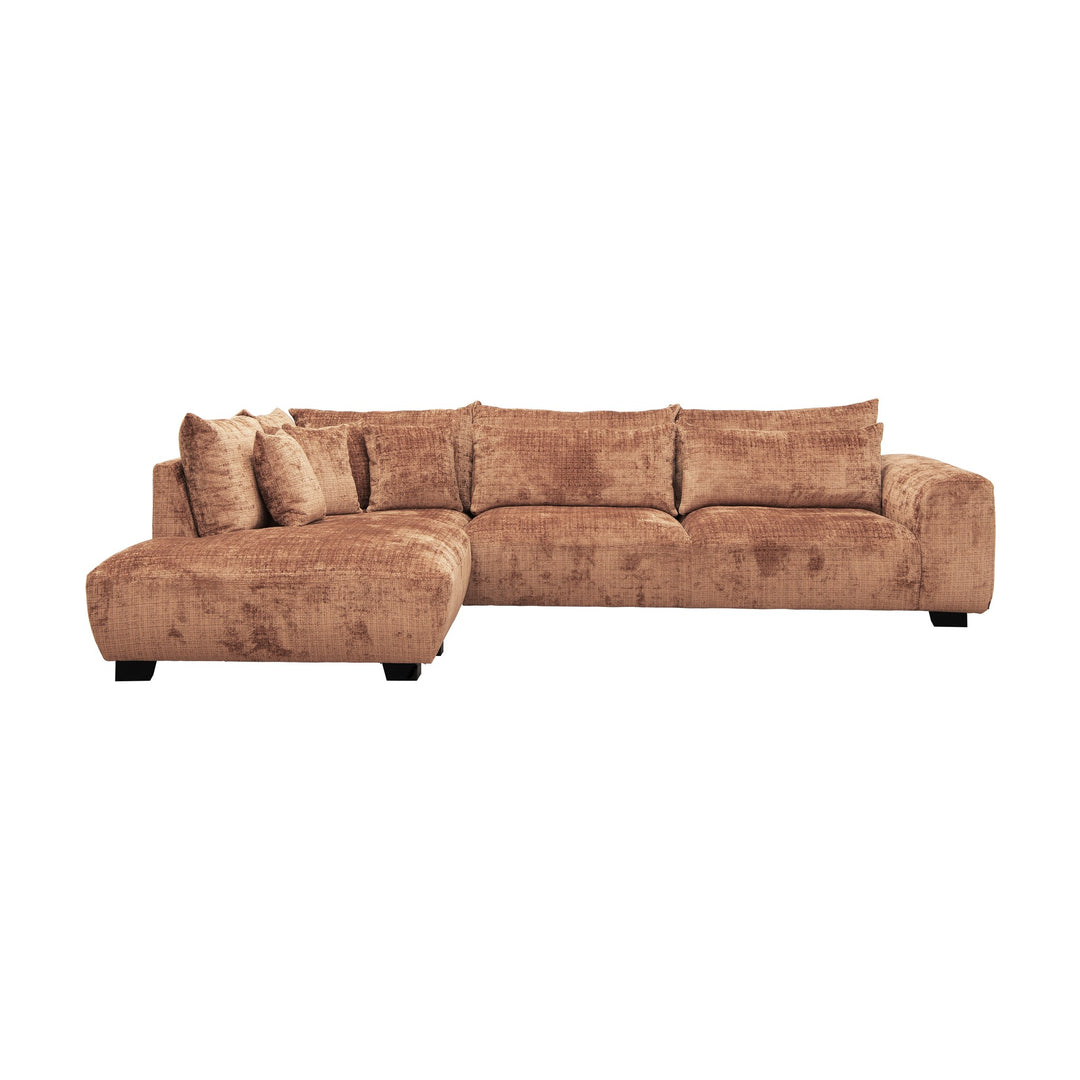 Smooth hjørnesofa i terrakotta chenille med puter, venstrevendt sjeselong, mot hvit bakgrunn.