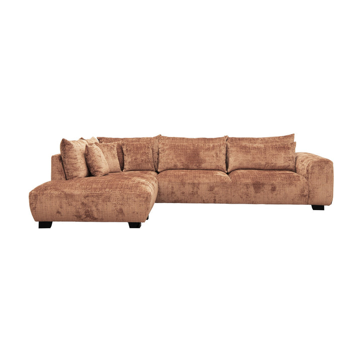 Smooth hjørnesofa i terrakotta chenille med puter, venstrevendt sjeselong, mot hvit bakgrunn.