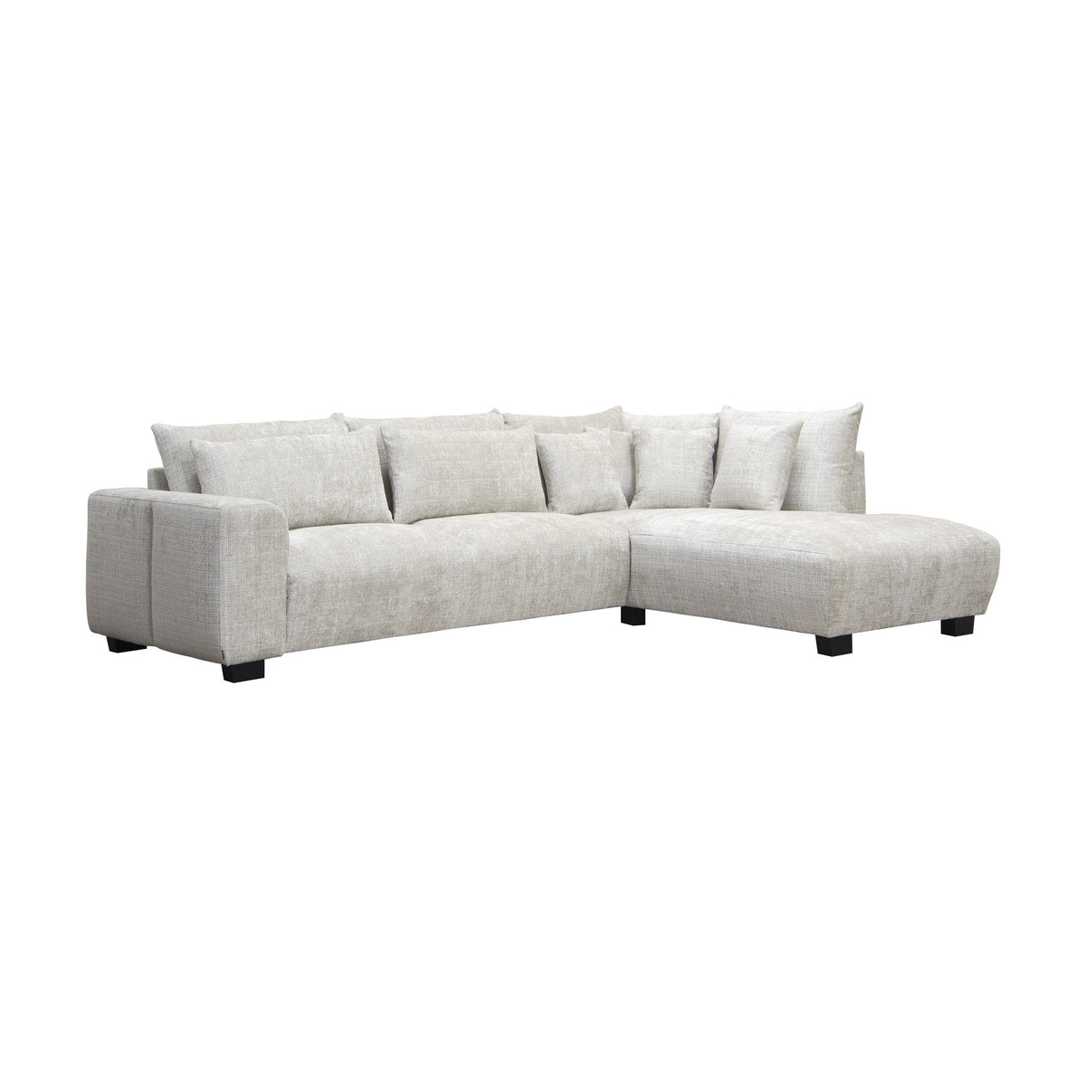 Smooth hjørnesofa i lys beige chenille med puter, høyrevendt sjeselong, mot hvit bakgrunn.