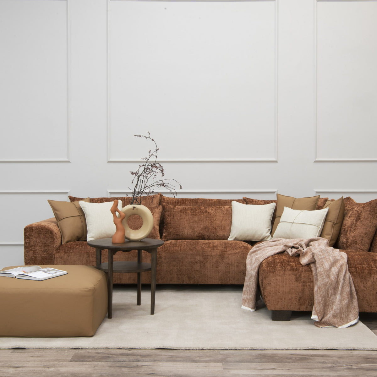 Smooth hjørnesofa i terrakotta chenille med høyrevendt sjeselong, lyst rom med puff og sidebord