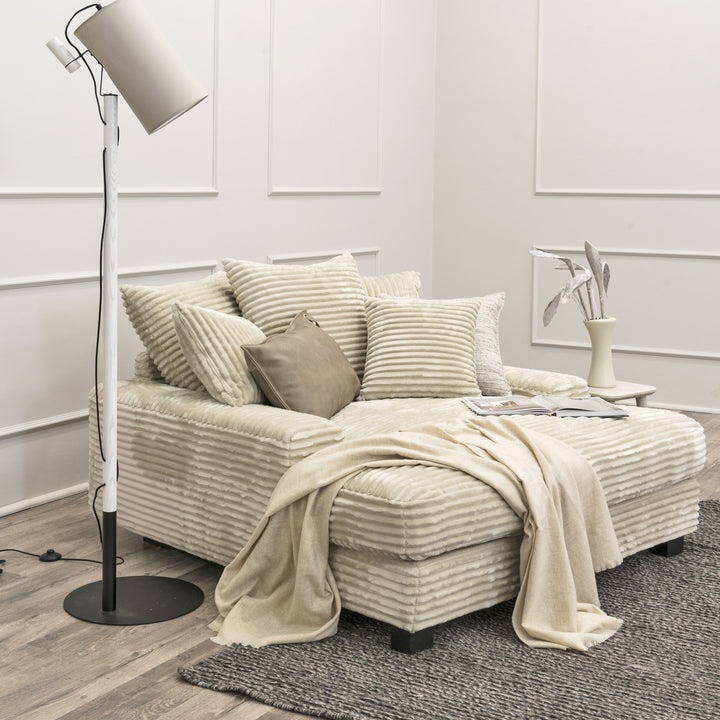 Tuva Xdeep daybed i kremhvit ribbet plysj, lyst rom med gulvlampe, grått teppe og pyntevase