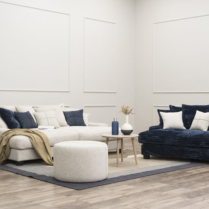 Tuva Xdeep daybed i natur med marineblå og hvite puter i lys stue