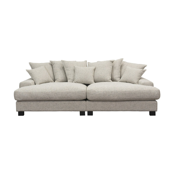 Tuva Xdeep daybed i lys beige strukturstoff med mange puter, sett forfra mot hvit bakgrunn.