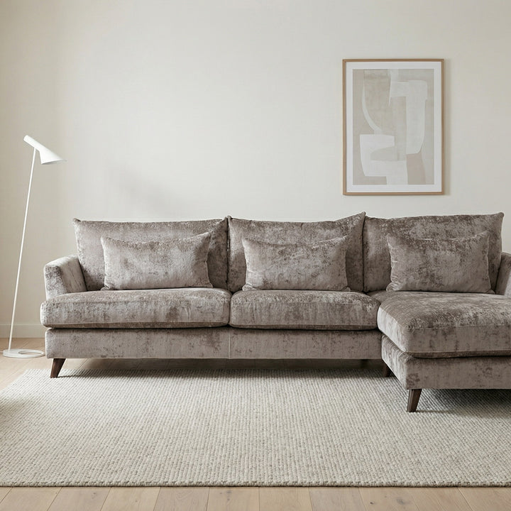 City Xdeep hjørnesofa i gråbeige chenille med høyrevendt sjeselong, i lyst stuemiljø med beige teppe og gulvlampe