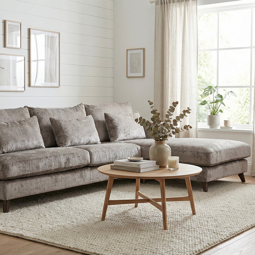 City Xdeep hjørnesofa i gråbeige chenille, høyrevendt, i lys stue med sofabord, planter og teppe.