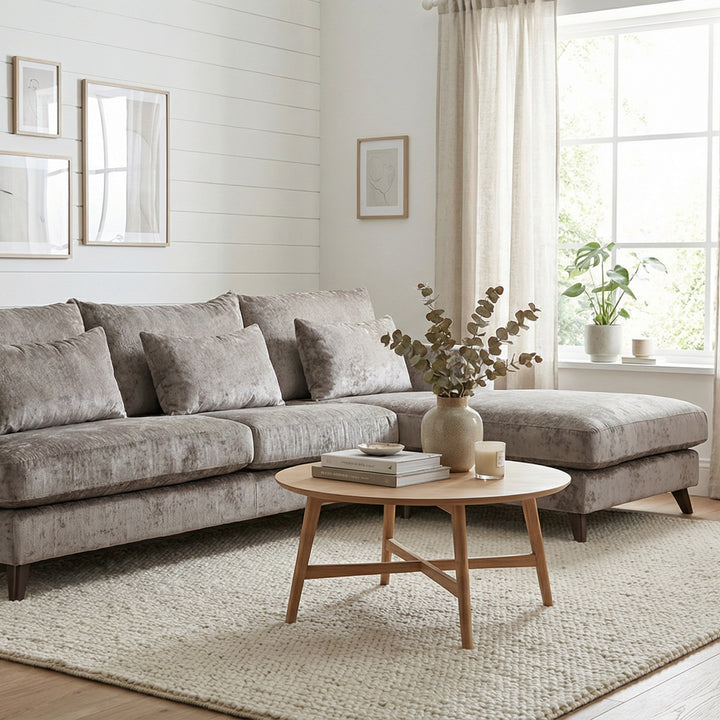 City Xdeep hjørnesofa i gråbeige chenille, høyrevendt, i lys stue med sofabord, planter og teppe.