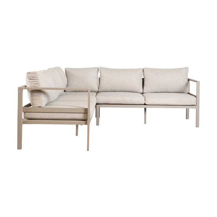 Dover hjørnesofa med taupe metallramme og lyse beige puter, sett skrått forfra