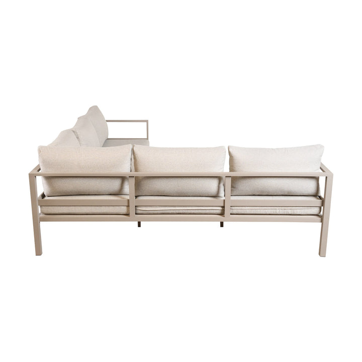 Dover hjørnesofa i taupe, sett bakfra med beige puter og åpen rammekonstruksjon