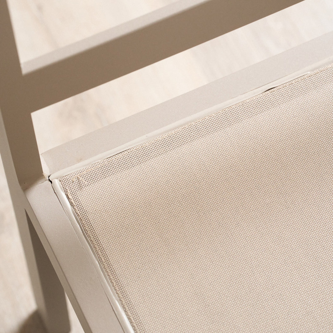 Dover sofa, nærbilde av kremhvit ramme og beige tekstilmesh i hjørnet