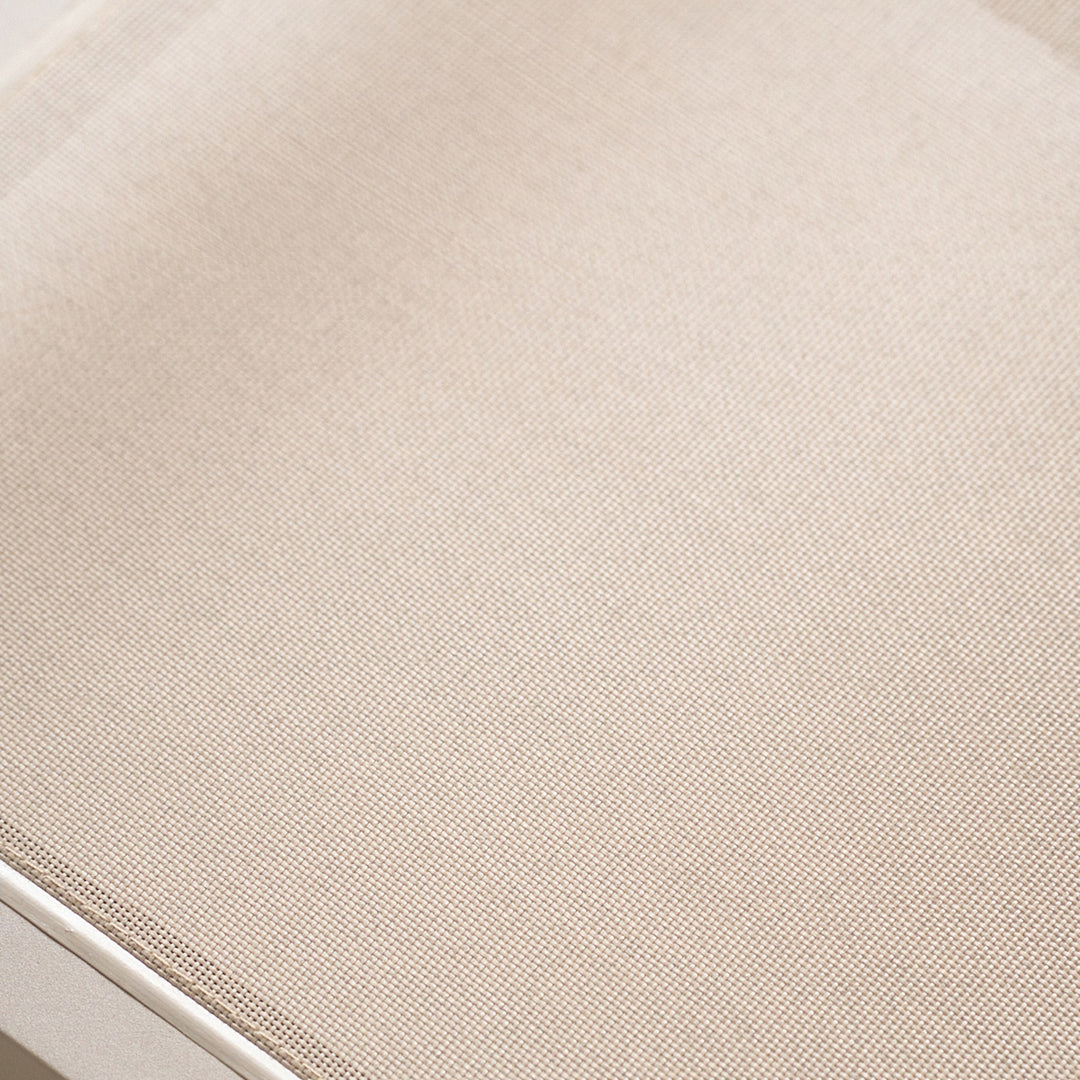 Dover sofa, nærbilde av lys beige tekstilvev på setet