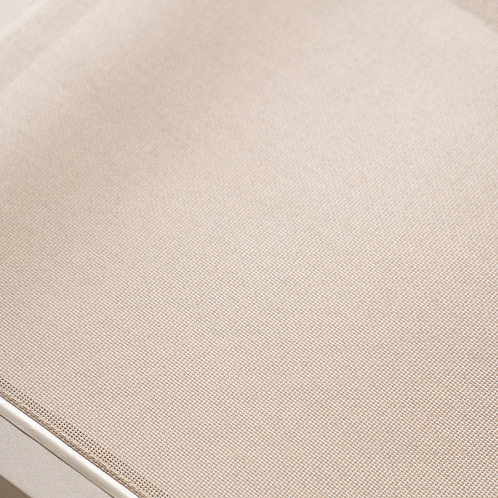 Dover sofa, nærbilde av lys beige tekstilvev på setet