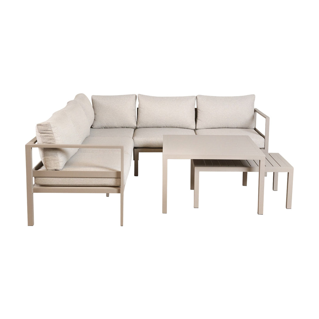 Dover hjørnesofa i taupe med beige puter og to spaltebord i sett, sett skrått forfra