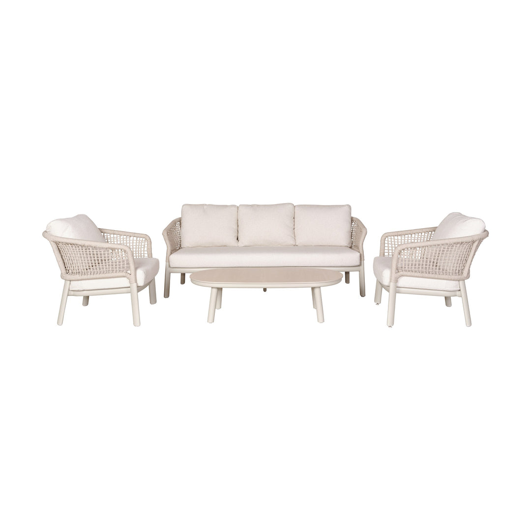 Brooke sofagruppe i oysterhvit, sofa, to lenestoler og ovalt bord med lys ramme, sett forfra