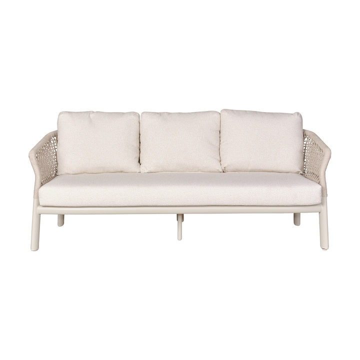 Brooke sofa i oysterhvit med lys ramme og flettede tau-sider, tresetes sett forfra