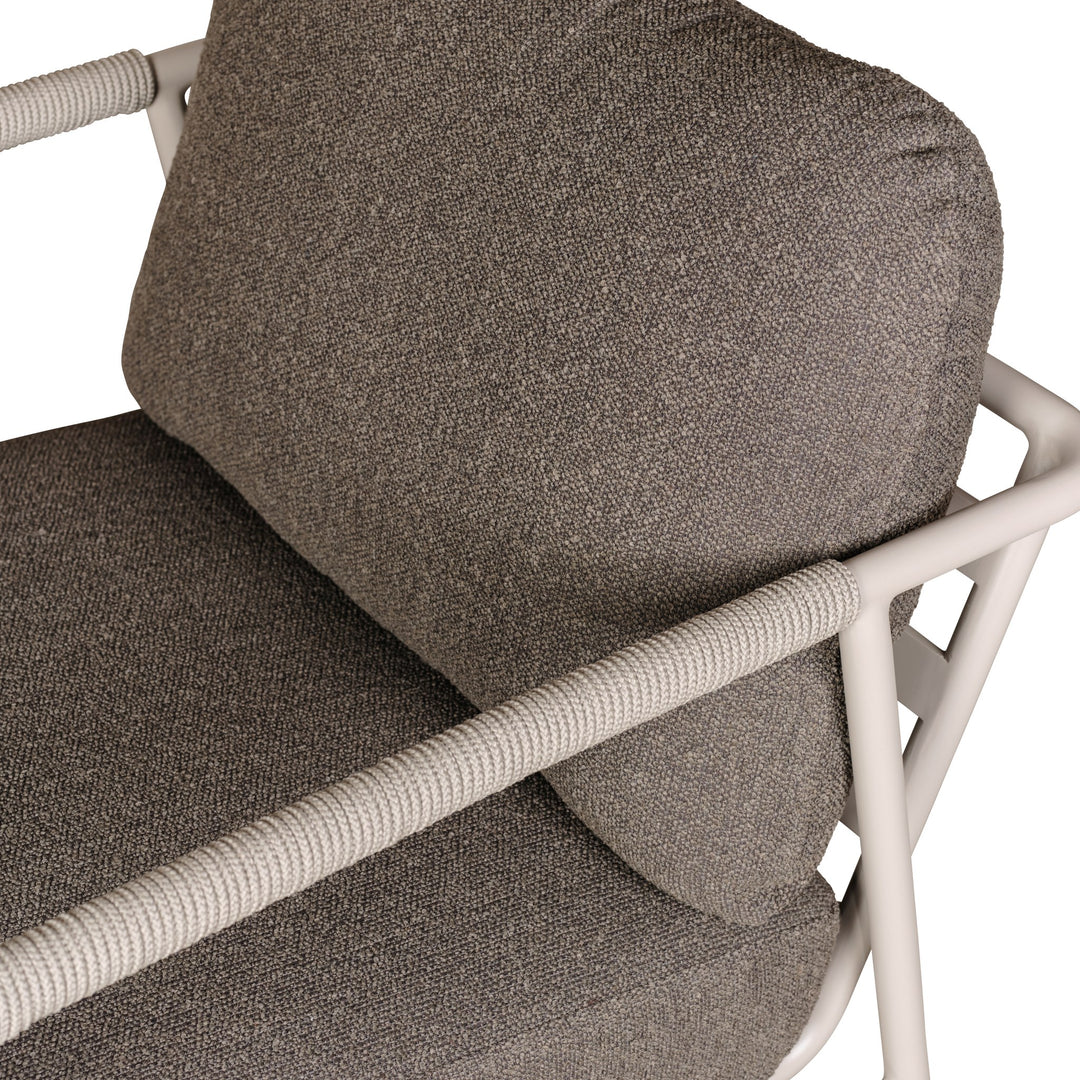 Cantos sofa, nærbilde av puter i mørk beige bouclé mot sandfarget ramme