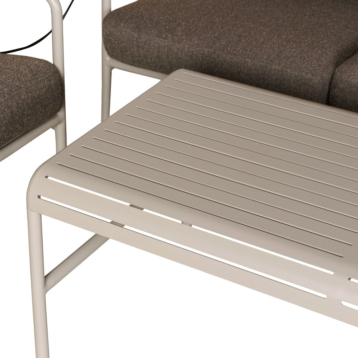 Cantos sofagruppe, nærbilde av sandfarget spaltebord foran sofa med mørk beige puter