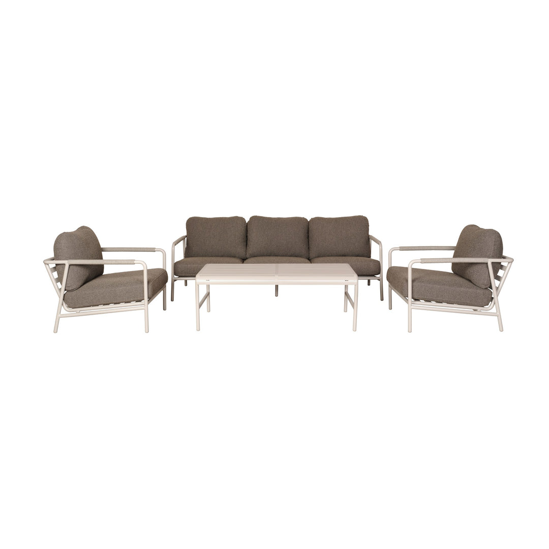 Cantos sofagruppe i mørk beige med sandramme, sofa, to lenestoler og spaltebord, sett forfra