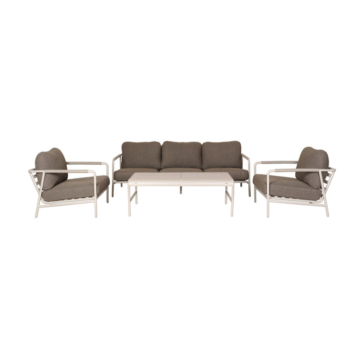 Cantos sofagruppe i mørk beige med sandramme, sofa, to lenestoler og spaltebord, sett forfra