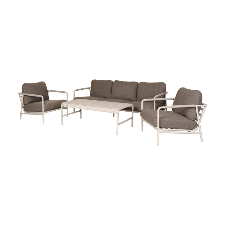 Cantos sofagruppe med sandramme og mørk beige puter, sofa, to stoler og bord, sett skrått