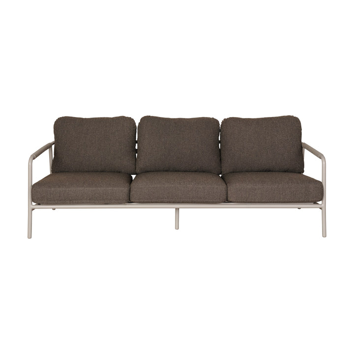 Cantos sofa i mørk beige med sandfarget metallramme, tresetes utesofa sett forfra